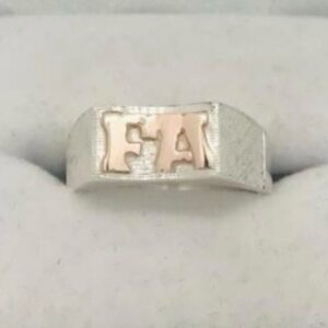 Anillo de plata con iniciales en oro