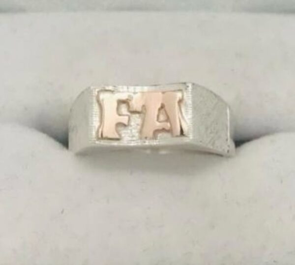 Anillo de plata con iniciales en oro