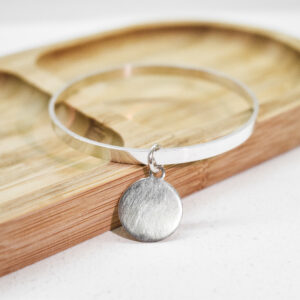 Pulsera de plata con dije grabable