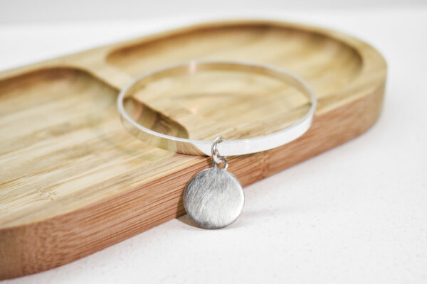 Pulsera de plata con dije grabable
