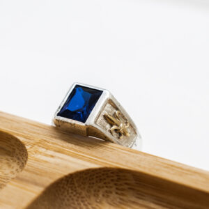 Anillo de plata con apliques de oro y Zafiro azul