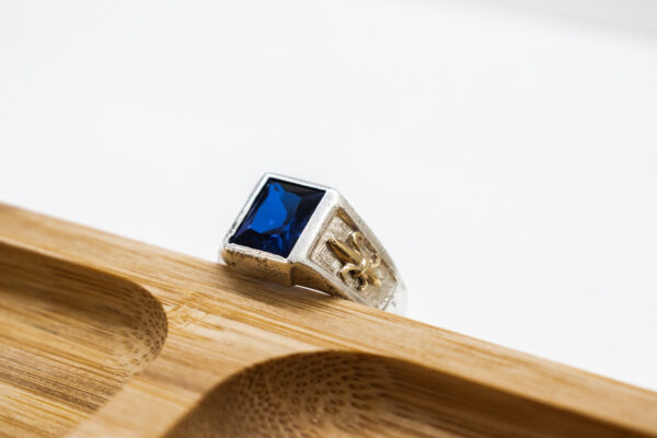 Anillo de plata con apliques de oro y Zafiro azul