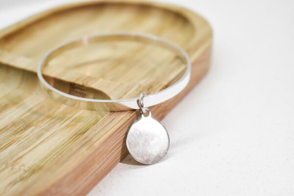 Pulsera de plata con dije grabable - Imagen 2