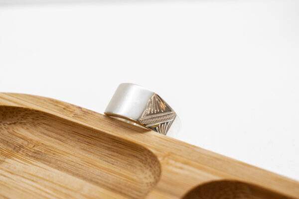 Anillo de plata liso con mesa curva - Imagen 2