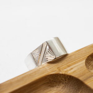 Anillo de plata liso con mesa curva