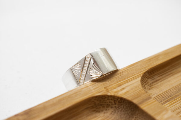 Anillo de plata liso con mesa curva