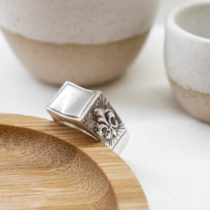 Anillo de plata con mesa y apliques de plata