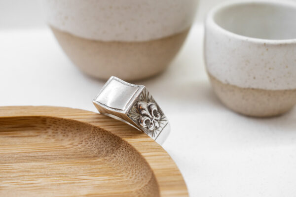 Anillo de plata con mesa y apliques de plata