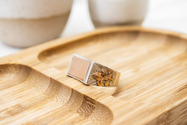 Anillo de plata con mesa y apliques de oro (mesa recta)