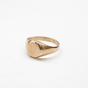 Anillo de oro con mesa oval
