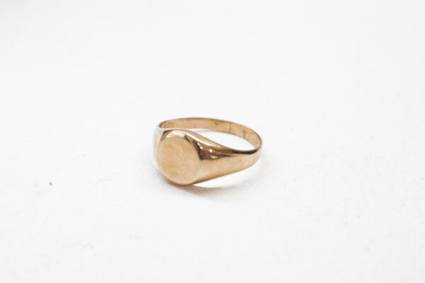 Anillo de oro con mesa oval