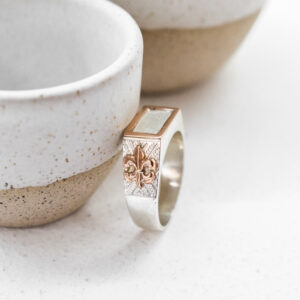 Anillo de plata con marco y apliques de oro (mesa recta)