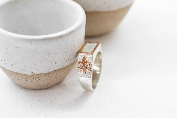 Anillo de plata con marco y apliques de oro (mesa recta)