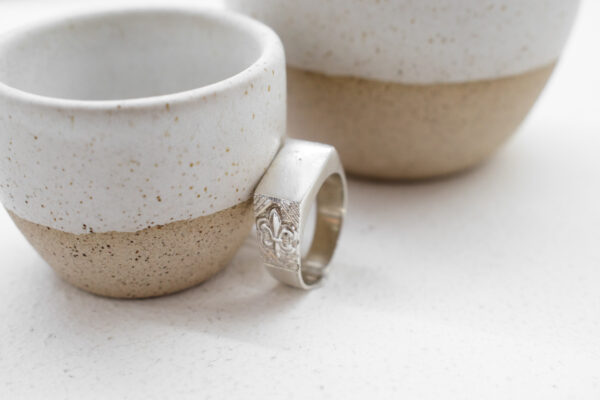 Anillo de plata con apliques de plata