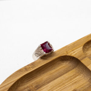 Anillo de plata con Rubí