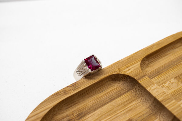 Anillo de plata con Rubí