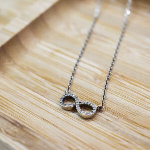 Cadena de plata con colgante de infinito