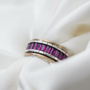 Anillo de plata, con bordes de oro y centro de Rubí