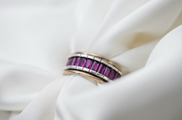 Anillo de plata, con bordes de oro y centro de Rubí