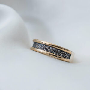 Anillo de plata, con bordes de oro y Circonias