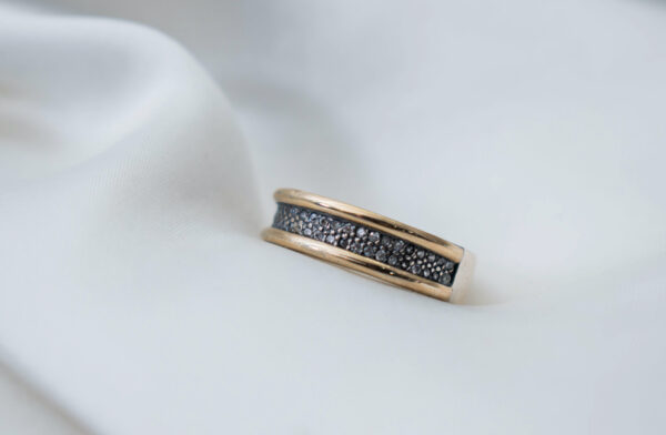 Anillo de plata, con bordes de oro y Circonias