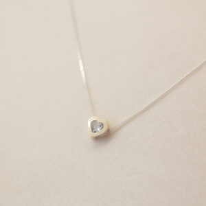 Cadena de plata y dije de corazón