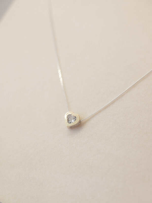 Cadena de plata y dije de corazón