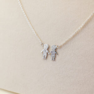 Cadena con dije (dos niños)