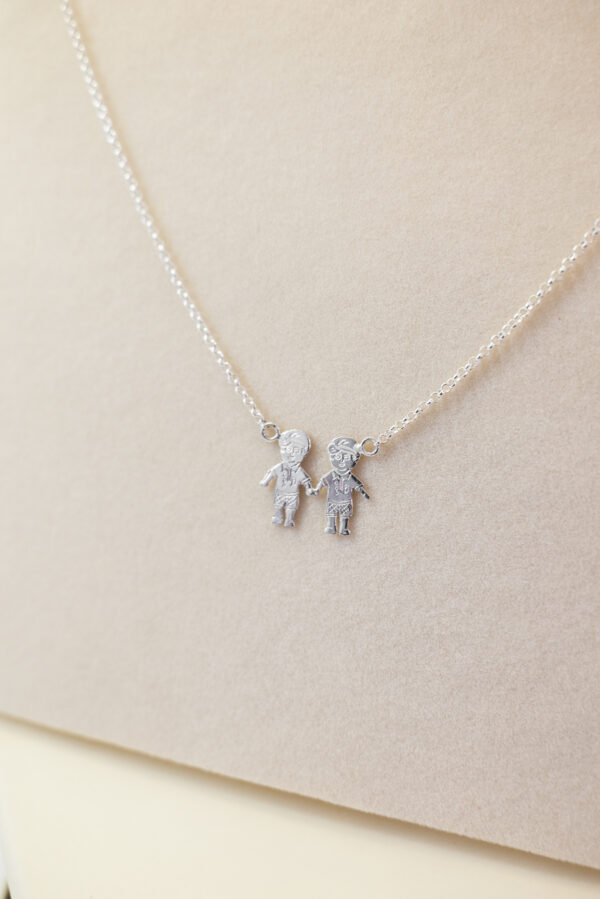 Cadena con dije (dos niños)