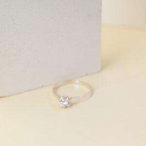 Anillo solitario en plata con Circonia