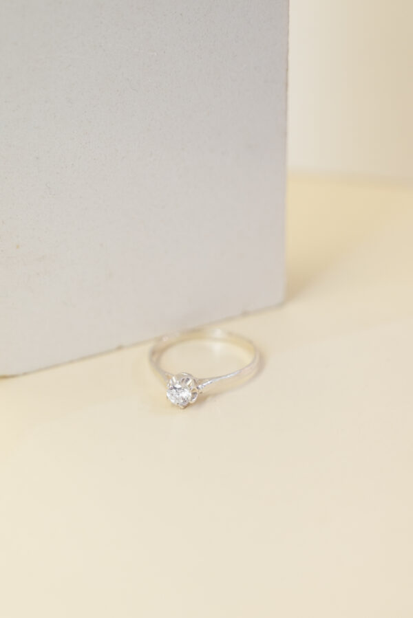 Anillo solitario en plata con Circonia