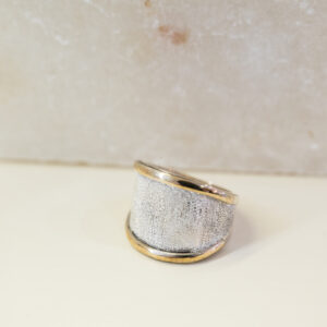 Anillo de plata con bordes de oro