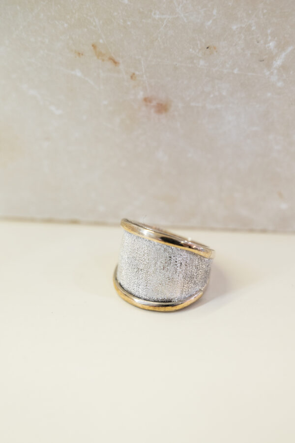 Anillo de plata con bordes de oro