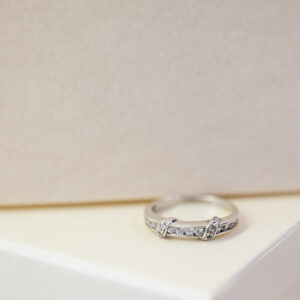Anillo fino de plata y Circonias