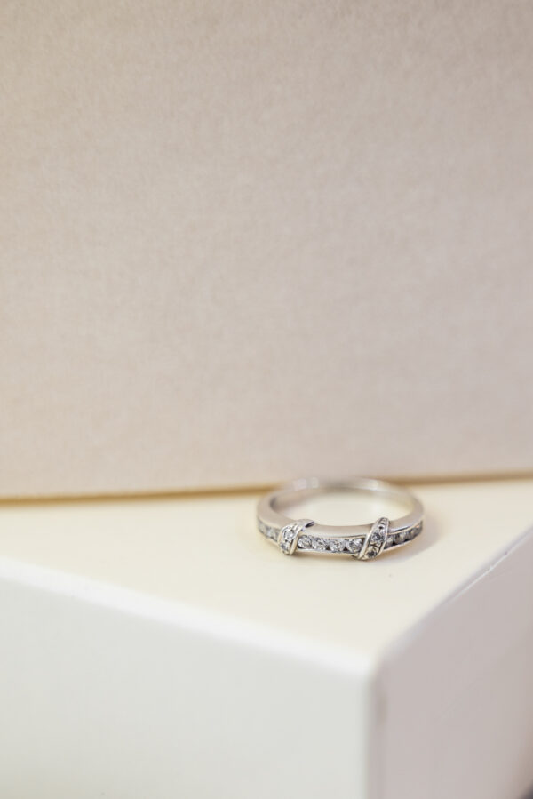 Anillo fino de plata y Circonias