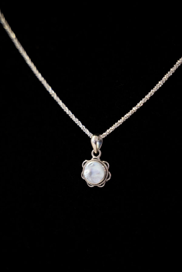 Cadena de plata y colgante de flor
