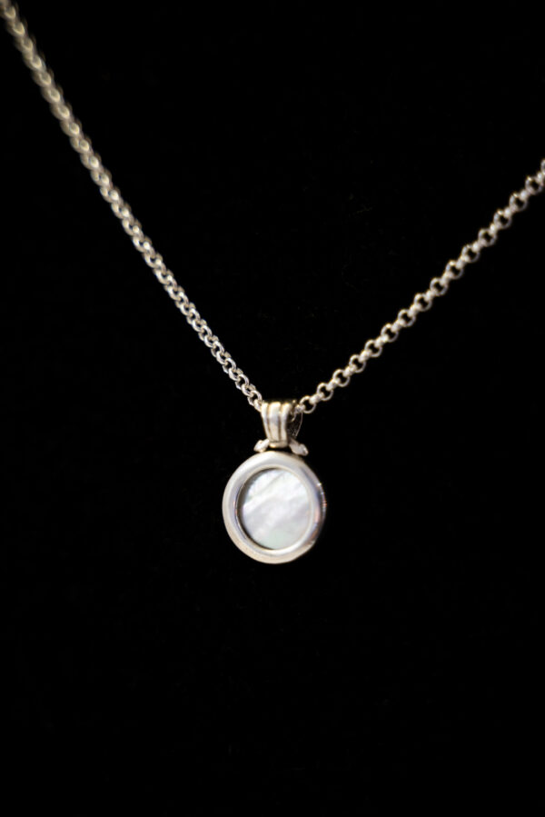 Cadena de plata y colgante de Nácar en plata