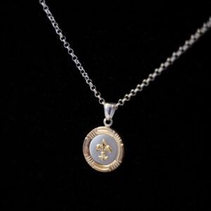 Cadena de plata y colgante de Flor de Lis