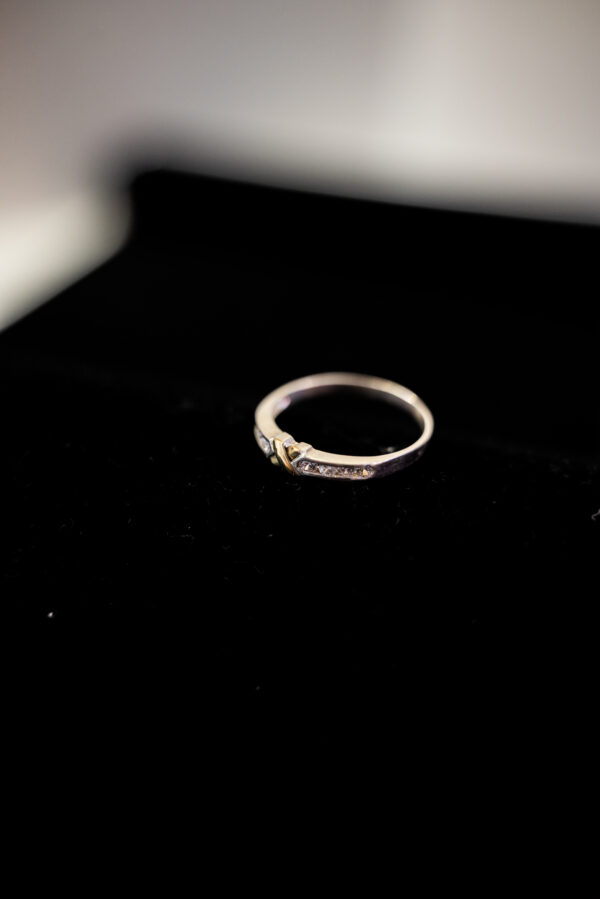 Anillo de plata con cruz de oro