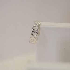 Anillo de plata y Circonias (corazones infinitos)