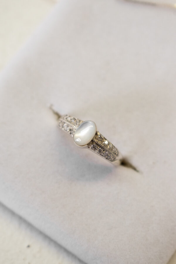 Anillo de plata, Nácar y Circonias