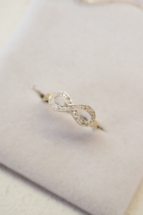 Anillo infinito en plata y oro