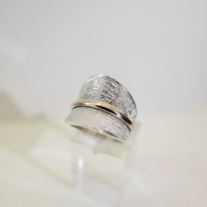 Anillo de plata y línea de oro