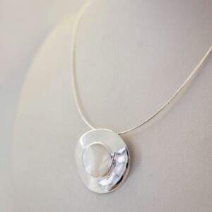 Cadena rígida de plata + colgante de plata y nácar