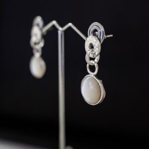 Caravanas de plata y nácar (plata martillada)