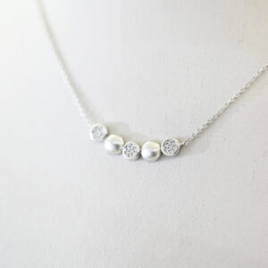 Cadena con dijes de plata