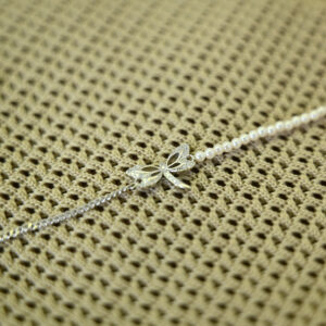 Pulsera de plata y perlas de cultivo + dije de libélula