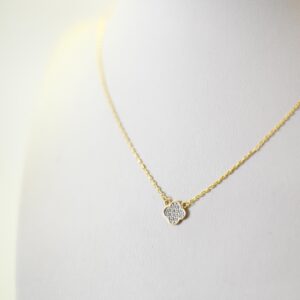 Cadena de oro 18 kilates con dije Van Cleef and Arpels (Circonias)
